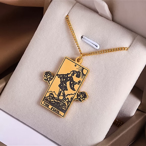 ⚜️𝟯𝟬%𝗢𝗙𝗙 𝗯𝘂𝗻𝗱𝗹𝗲𝘀 𝟯+⚜️ NEW Fool Tarot Card Stainless Steel Necklace - Picture 5 of 11